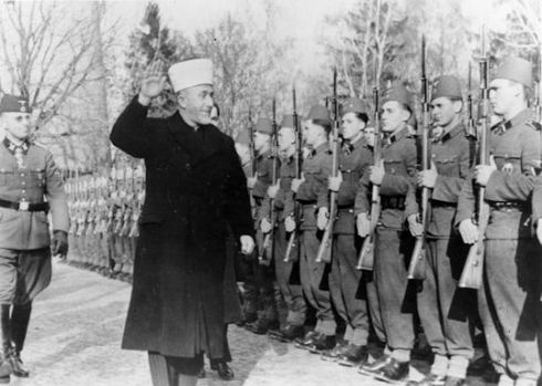 Husseini pasa revista a tropas SS en noviembre de 1943