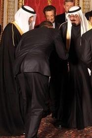 Back Obama inclinado ante el rey Abdullah de Arabia Saudita Back Obama inclinado ante el rey Abdullah de Arabia Saudita