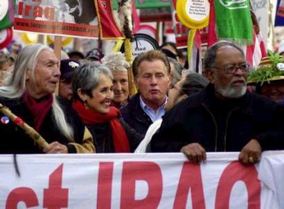 Martin Sheen, Joan Baez y otros ancianos contra la Guerra Martin Sheen, Joan Baez y otros ancianos contra la Guerra