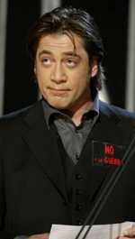 El pacifista Javier Bardem, con pegatina contra la guerra y todo, es premiado por la progresista e izquierdista Academia hispana con un Goya, el primero de febrero de 2003