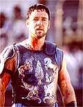 Russell Crowe, actuando como militarista general antes de ejercer de gladiador guerrero, símbolo del Imperio y del mal