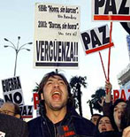 El intelectual Javier Bardem ejerce la violencia verbal pidiendo la paz y el no a la guerra, el 5 de febrero de 2003