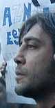 Javier Bardem actuando en la manifestación del miércoles 5 de febrero de 2003 ante las Cortes españolas, sede de los verdaderos representantes democráticos del pueblo español