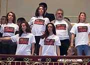 Ana Belén, María Barranco, Imanol Uribe, Natalia Dicenta, Aitana Sánchez Gijón, Rosana Pastor y otros intelectuales y artistas progresistas, insatisfechos con el mero voto democrático, irrumpen en el Congreso de los Diputados el 5 de febrero de 2003 para que el pueblo les vea por televisión ya que no va a ver sus películas