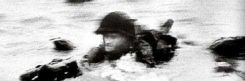El valiente fot&oacute;grafo Robert Capa inmortaliza a un heroico soldado norteamericano desembarcando en Normand&iacute;a el d&iacute;a D, el 6 de junio de 1944, para liberar a Francia del yugo de Alemania