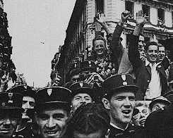 25 de agosto de 1944: franceses no colaboracionistas vitorean agradecidos en Par&iacute;s a los norteamericanos que les acaban de liberar de Alemania y su ocupaci&oacute;n nacional socialista