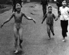 Lámina XI: la niña Pham Thi Kim Phuc sometida al napalm yanki en Vietnam en julio de 1972