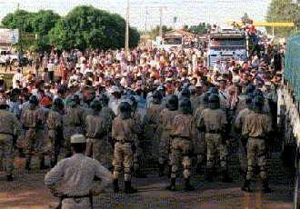El Movimiento Sin Techo, en una de sus colisiones con las fuerzas de orden p&uacute;blico