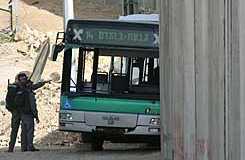 El autob&uacute;s en el que fueron asesinados ocho ciudadanos de Israel el 22 de febrero de 2004 en Jerusal&eacute;n, colocado en el exterior de la cerca defensiva que busca reducir las agresiones del terrorismo mahometano