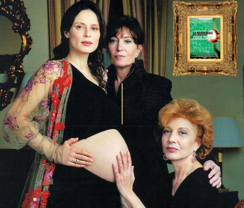 Cuidadoso posado de tres divinas presidentes de la Academia de las Artes y las Ciencias Cinematogr&aacute;ficas de Espa&ntilde;a: la embarazad&iacute;sima Aitana S&aacute;nchez-Gij&oacute;n, la agachada Marisa Paredes, y Mercedes Sampietro, presidente en ejercicio