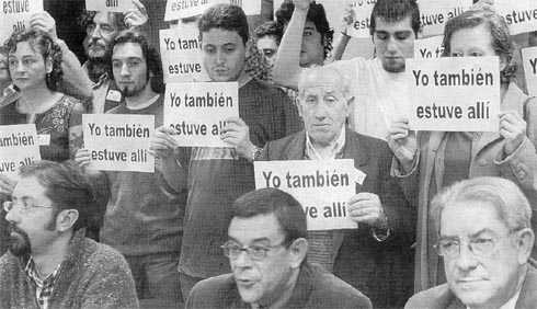 Celso Miranda, Carlos Penalva, Roberto S&aacute;chez Ramos, Francisco de As&iacute;s Fern&aacute;ndez Junquera y otros militantes de Izquierda Unida de Asturias en la comparecencia del 31 de marzo de 2004 reconociendo que participaron en la jornada de agitaci&oacute;n contra el PP el d&iacute;a de reflexi&oacute;n previo a las elecciones del 14M