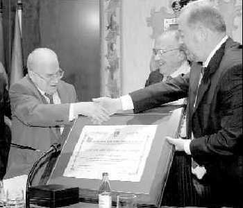 Jos&eacute; Mar&iacute;a Laso, Santiago Carrillo y Gabino de Lorenzo, el 7 de mayo de 2004, en el Sal&oacute;n Pr&iacute;ncipe del Ayuntamiento de Oviedo
