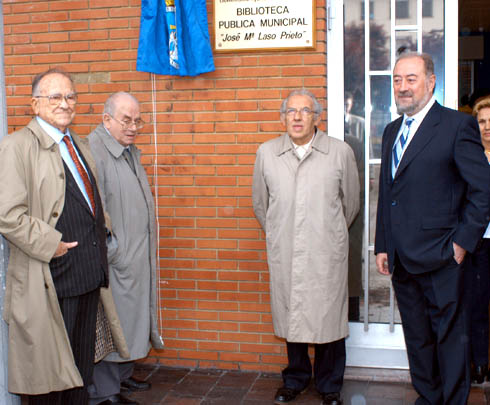 Santiago Carrillo, Jos&eacute; Mar&iacute;a Laso, Gustavo Bueno y el alcalde Gabino de Lorenzo (del Partido Popular), el 7 de mayo de 2004, al descubrirse la placa que da el nombre de Laso a la Biblioteca P&uacute;blica Municipal de Ventanielles, en Oviedo