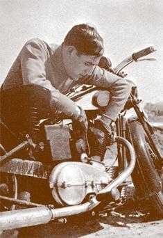 Ramiro Ledesma cuida su potente motocicleta Royal Enfield 501, de 4.88 caballos