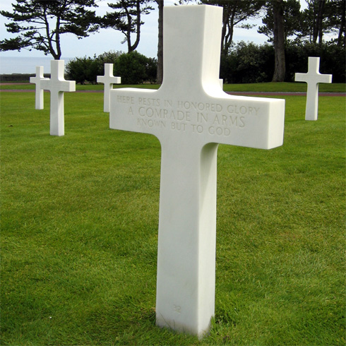 Tumba de anónimo soldado de los Estados Unidos del Norte de América muerto en combate durante la Segunda Guerra Mundial, sesenta años después: Here rests in honored glory a comrade in arms known but to God