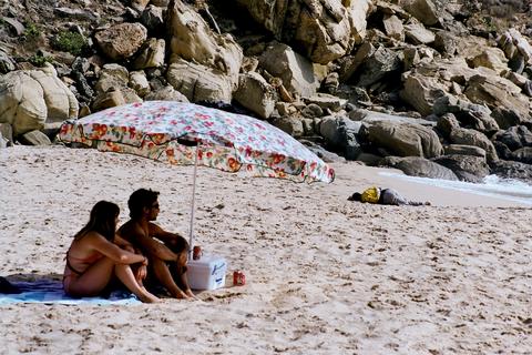 Javier Bauluz, Pareja en la playa con cadáver, 2000