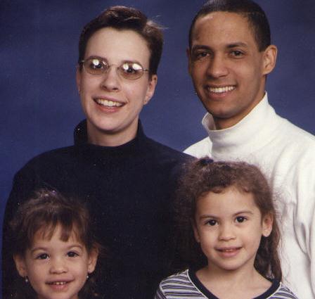 La felicidad encarnada en la familia del reverendo Dawlin A. Ure&ntilde;a, quien posa con su esposa Rosemary y sus encantadoras cr&iacute;as Mikaela y Carolina