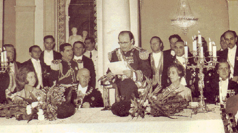 El dictador paraguayo Stroessner durante una visita oficial a España, flanqueado por el dictador Franco y su señora, Carmen Polo, y por la Princesa Sofía de Grecia y el sucesor en la Jefatura del Estado, a título de Rey, el Príncipe de España, Juan Carlos de Borbón