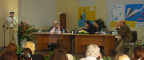 Leonardo Acosta S&aacute;nchez leyendo su discurso de agradecimiento por el Premio Nacional de Literatura 2006, el d&iacute;a 9 de febrero de 2007, ante Abel Prieto, ministro cubano de Cultura, la doctora Graziella Pogolotti, Miguel Barnet y otros