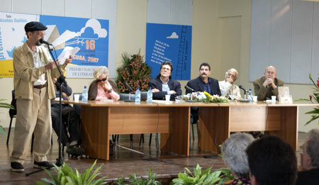 Leonardo Acosta S&aacute;nchez leyendo su discurso de agradecimiento por el Premio Nacional de Literatura 2006, el d&iacute;a 9 de febrero de 2007