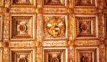 Artesonado de la Bas&iacute;lica de Santa Mar&iacute;a la Mayor en Roma. Se dice que est&aacute; adornado con el primer oro procedente de Am&eacute;rica, donado por el Papa Borgia para su construcci&oacute;n