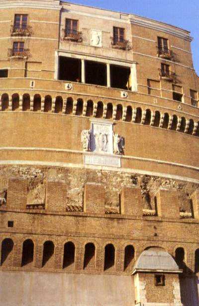 Detalle del Castillo de Sant'Angelo, en Roma, cuya arquitectura conserva la &uacute;ltima forma que le diera Alejandro VI. Desde esta balconada, ordenada construir por Rodrigo Borgia observaba el Papa la ciudad de Roma