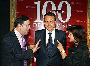 Zapatero, en el acto de presentaci&oacute;n del n&uacute;mero cien de la revista La aventura de la historia, en Madrid, junto a otros dos fil&oacute;sofos mundanos