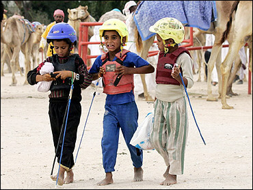 ni&ntilde;os jinetes camelleros en Qatar, abril 2005