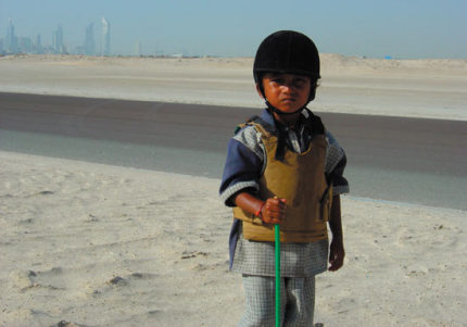 ni&ntilde;o jinete pakistani de 4 o 5 a&ntilde;os explotado en Dubai (foto de Daoud Hkan)