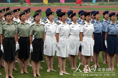 Integrantes del Ejército Popular de Liberación vestidas de nuevos uniformes con esplendor militar y belleza femenina