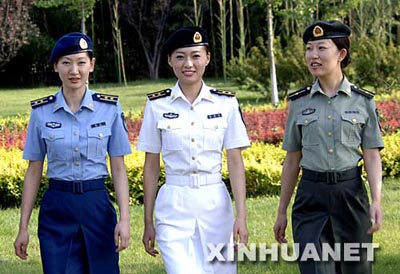 Integrantes del Ejército Popular de Liberación vestidas de nuevos uniformes con esplendor militar y belleza femenina