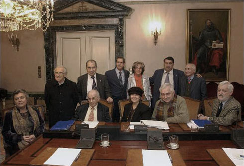 El 27 de noviembre de 2007 se reuni&oacute; por vez primera la comisi&oacute;n nombrada por el Alcalde de Oviedo, Gabino de Lorenzo, para informar sobre la aplicaci&oacute;n de la Ley de Memoria Hist&oacute;rica, de la que forman parte Jos&eacute; Mar&iacute;a Laso y Gustavo Bueno