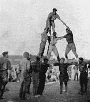...y hace los tradicionales &laquo;castells&raquo;
