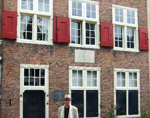 El autor con la Spinozahuis en La Haya al fondo