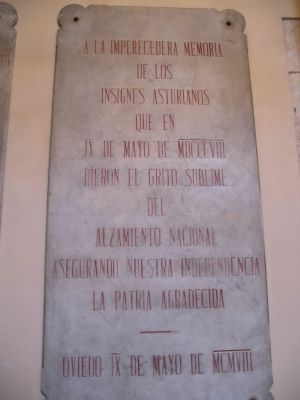 Lápida conmemorativa del I Centenario del 9 de mayo de 1808, en la Catedral de Oviedo