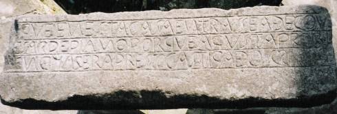 Dintel de la antigua c&aacute;rcel del Palacio de Guevara en Trece&ntilde;o