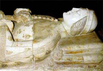 Plácida imagen del Canciller Don Pero López de Ayala descansando en la capilla de la Virgen del Cabello, en el monasterio de Quejana, lava