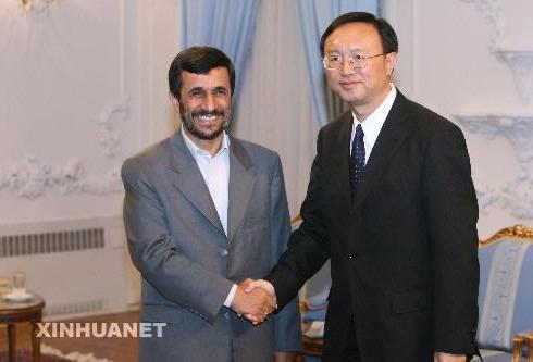 El presidente de Ir&aacute;n, Mahmoud Ahmadinejad, saluda a Yang Jiechi, ministro de Relaciones Exteriores de China