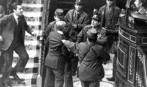 El presidente Adolfo Suárez en defensa del general Manuel Gutiérrez Mellado, zarandeado por los golpistas del 23 de febrero de 1981 en las Cortes españolas