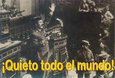 El golpista teniente coronel Antonio Tejero Molina, con aspecto de estar dirigiendo una orquesta de pueblo un tanto desafinada, el 23 de febrero de 1981
