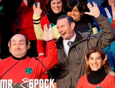 Un ejemplo actual de «dignidad política» marcada por el supuesto «buen humor» de sus protagonistas: el señor Ibarreche, vigente lehendakari de Vascongadas, un español secesionista que prepara su propio referéndum para desgajarse de España, y por tanto, para traicionarla de la peor forma, haciendo de Mr. Spock, famoso personaje de la serie de Ciencia Ficción «Star Trek». Gracias al «buen temple», al «buen rollo», el señor Ibarreche y su cuadrilla (véase el aplomo socrático del calvo de abajo, un magnífico Klingon euskera) dicen que «es mejor reírse de uno mismo» que de los demás. Aquí el compromiso con la eutaxia no sólo no existe sino que queda disfrazado –literalmente– por sonrisas y trajes galácticos. Sin comentarios