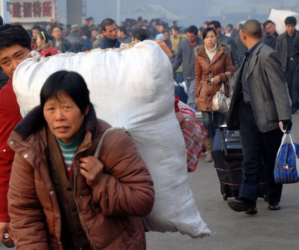 millones de trabajadores migrantes chinos vuelven a casa tras perder empleo