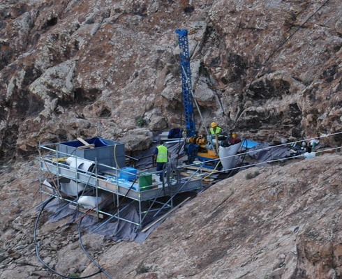 Trabajos de horadaci&oacute;n de la Monta&ntilde;a de Tindaya, Fuerteventura, en 2004