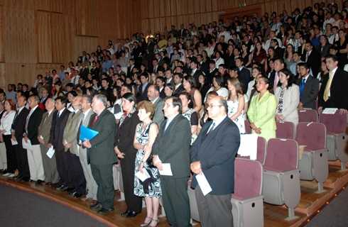 Gaudeamus recibido con emocionado fervor en una ceremonia universitaria del presente