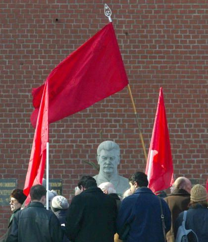 2003: discreto homenaje a Stalin en el cincuenta aniversario de su fallecimiento ante su tumba en la Plaza Roja de Mosc&uacute;