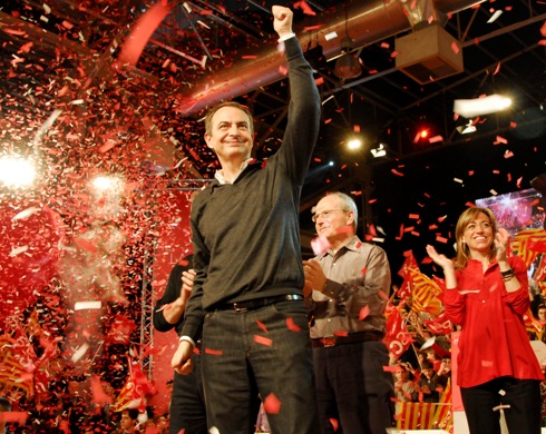 Apoteosis socialdemócrata catalanista de Zapatero, secundado por José Montilla, presidente de la Generalidad, y Carmen Chacón, Ministra de Defensa (de España) Apoteosis socialdemócrata catalanista de Zapatero, secundado por José Montilla, presidente de la Generalidad, y Carmen Chacón, Ministra de Defensa (de España)