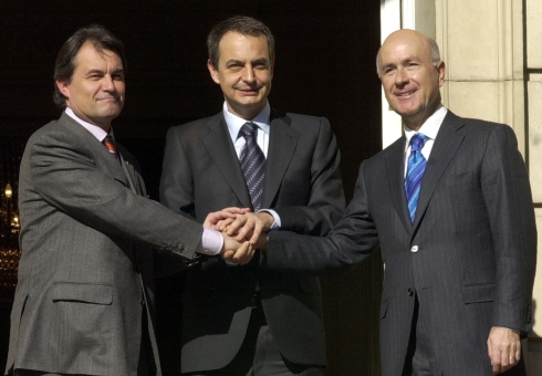 Zapatero sella públicamente en la Moncloa, con Arturo Mas Gavarró y José Antonio Duran Lleida, dirigentes de CiU, su acuerdo sobre la reforma del Estatuto de Cataluña el 23 de enero de 2006 Zapatero sella públicamente en la Moncloa, con Arturo Mas Gavarró y José Antonio Duran Lleida, dirigentes de CiU, su acuerdo sobre la reforma del Estatuto de Cataluña el 23 de enero de 2006