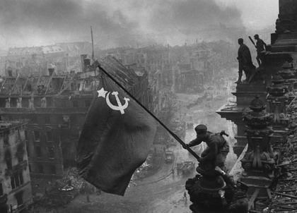 Yevgueni A. Chaldej, Soldado soviético izando la bandera roja sobre las ruinas del Reichstag, 2 de mayo de 1945