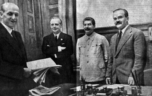 Firma del pacto germano soviético: Gaus, Ribbentrop, Stalin y Molotov, en el Kremlin, 23 de agosto de 1939