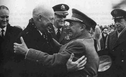 Eisenhower se despide cordialmente de Franco en Torrejón de Ardoz, 22 de diciembre 1959